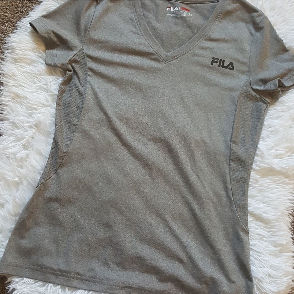‎Fila V-neck gray shirt Size Large 14